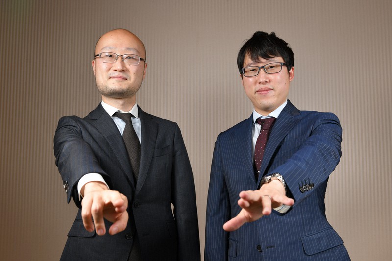 対談に臨んだ将棋の渡辺明名人(左)と本因坊文裕=東京都千代田区で2021年3月18日、北山夏帆撮影