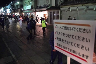 密集を避けるため、無観客で行われた聖火リレー＝長野市の善光寺で2021年4月1日午後7時17分、宮武祐希撮影