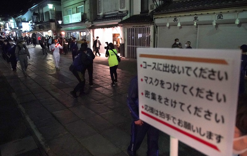 密集を避けるため、無観客で行われた聖火リレー=長野市の善光寺で2021年4月1日午後7時17分、宮武祐希撮影