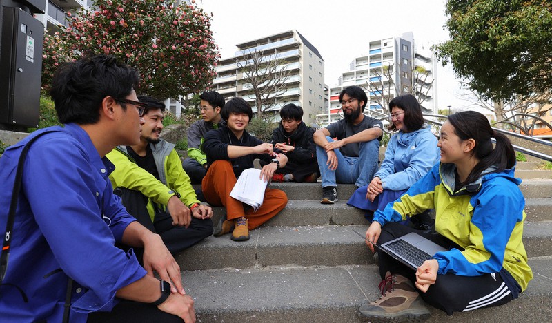 大学近くの公園でミーティングする早大探検部の学生たち。左から4人目が幹事長の田口慧=東京都新宿区で2021年3月29日、長谷川直亮撮影