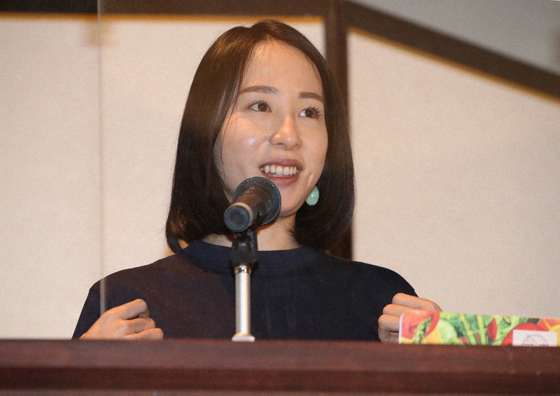 講演するビビッドガーデンの秋元里奈社長=大阪市都島区で2021年3月4日、菱田諭士撮影