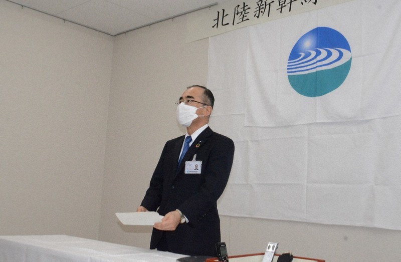 職員を前に訓示する河内隆理事長=福井市の北陸新幹線建設局で2021年4月2日午後2時29分、岩間理紀撮影