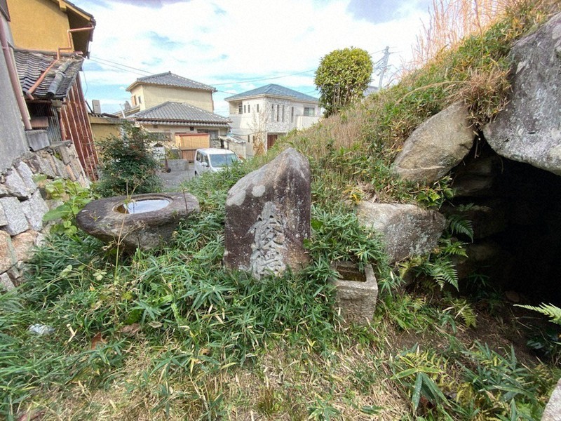 俊徳丸の墓と伝わる古墳。石室の前には歌舞伎役者が寄進したちょうず鉢などがある=八尾市大字服部川で2021年1月6日、松井宏員撮影
