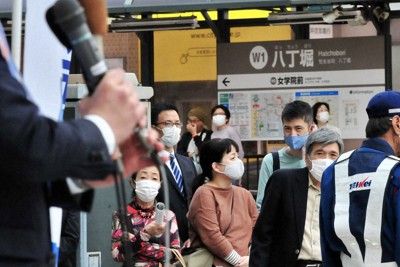 参院広島選挙区再選挙の告示を前に、立候補予定者の街頭演説に耳を傾ける市民ら＝広島市中区で2021年4月3日午後4時29分、賀有勇撮影