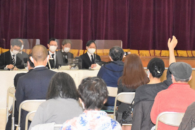 東日本高速道路の説明終了後、手を挙げて質問する女性(右前)=東京都調布市の同市立第四中学校で