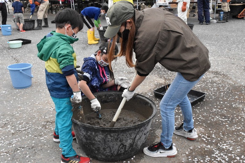 広がれハスの花 親子ら植え付け 草津 水生植物公園みずの森 滋賀 毎日新聞