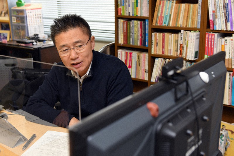 コロナ禍で苦境にある外国人技能実習生について連携団体とオンラインで協議する鳥井一平さん=東京都台東区で2021年2月18日、北山夏帆撮影