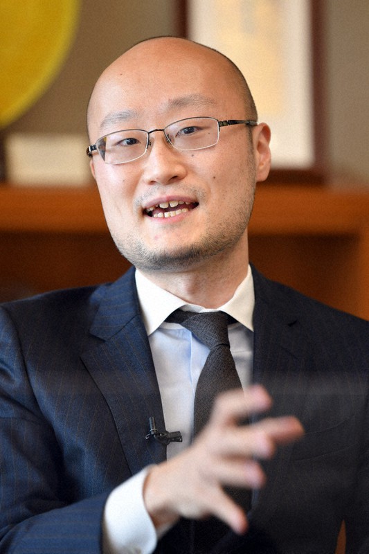 本因坊文裕と対談する渡辺明名人=東京都千代田区で2021年3月18日、北山夏帆撮影