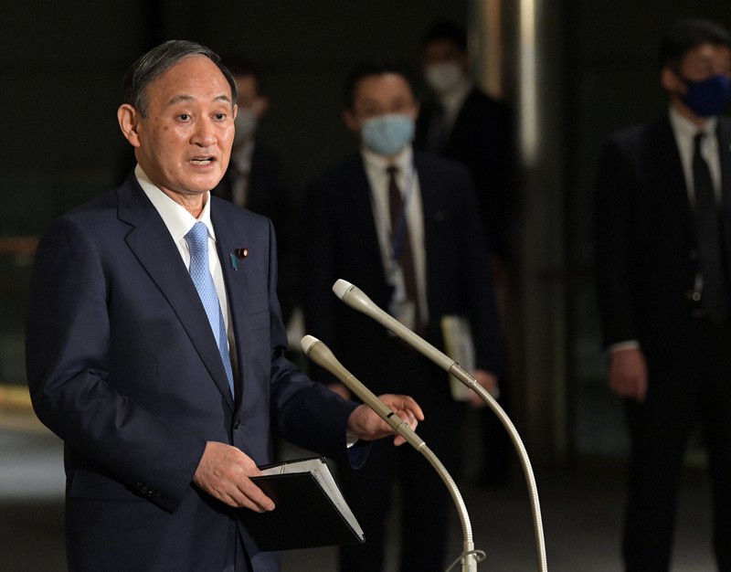 新型コロナウイルス感染症対策本部の会合終了後、記者団の質問に答える菅義偉首相=首相官邸で2021年4月1日午後7時14分、竹内幹撮影