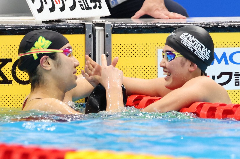 女子400メートル自由形決勝で共に五輪出場を決めたたえ合う小堀倭加(右)と難波実夢=東京アクアティクスセンターで2021年4月4日、梅村直承撮影