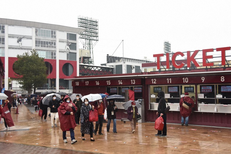まん延防止措置によって「楽天生命パーク宮城」のチケット販売も制限される=仙台市宮城野区で2021年4月4日午後3時41分、神内亜実撮影