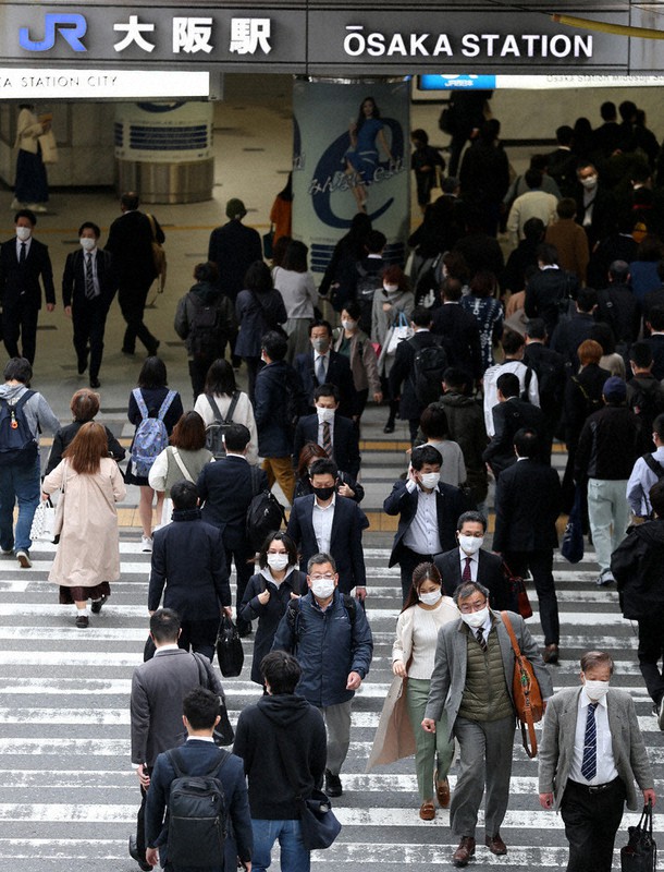 「まん延防止等重点措置」が大阪市などに適用された朝、JR大阪駅周辺を足早に歩く通勤者ら=大阪市北区で5日午前8時3分、猪飼健史撮影