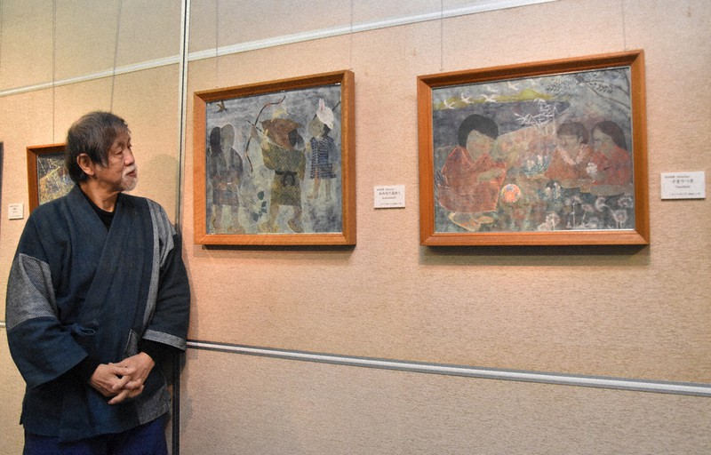 三橋節子さんが子どもたちに残した「雷の落ちない村」の原画を眺める元夫の鈴木靖将さん=大津市小関町の長等創作展示館・三橋節子美術館で、菅健吾撮影