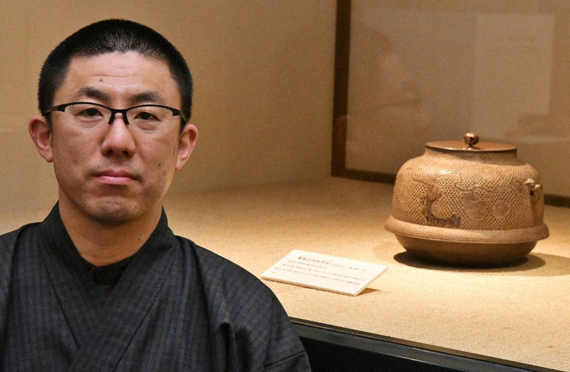 鋳物師として独立した樋口さん。右は作品展で展示している「霰地松図真形釜」