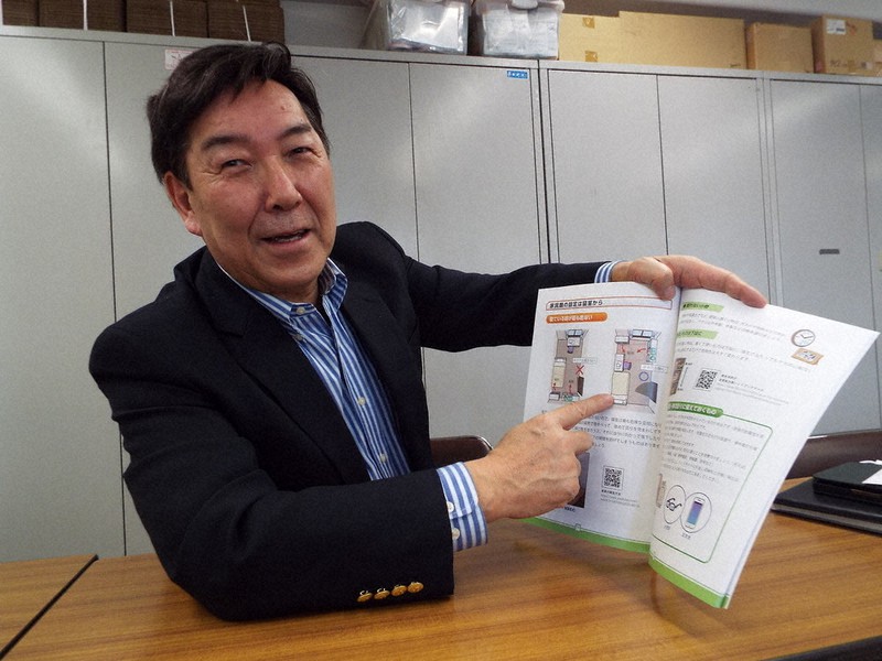 冊子「在宅避難生活のススメ」を使って在宅避難に必要な備えについて説明する防災事業経済協議会の川内一毅・住宅防災部会長