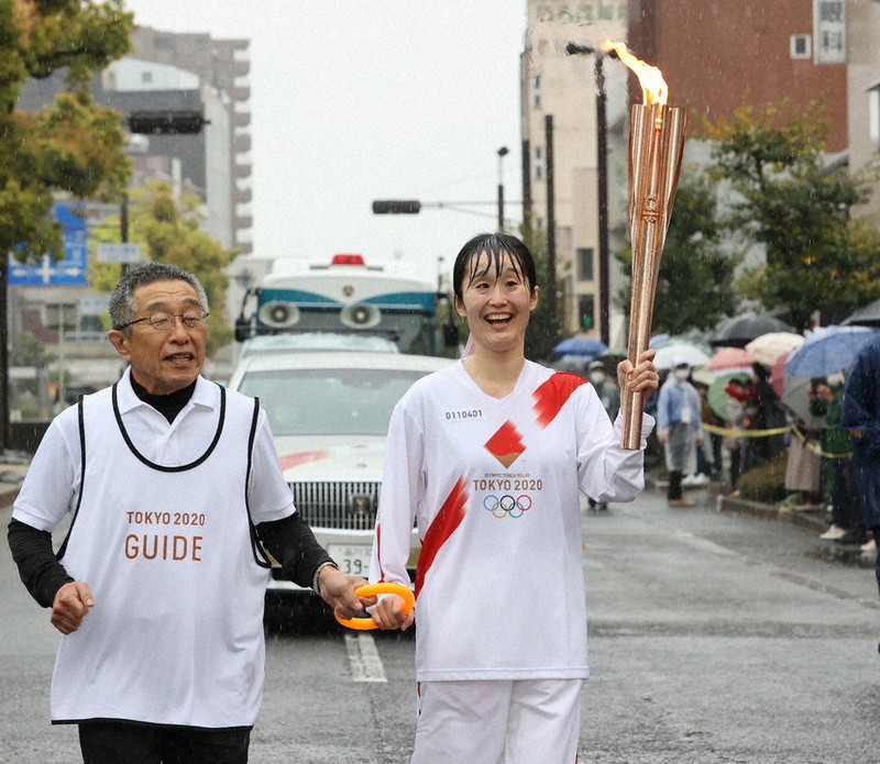 岐阜県2日目の第4区間、聖火を手に恩師(左)と一緒に走るロンドン・パラリンピック金メダリストの中嶋茜さん=大垣市で2021年4月4日午後3時56分、佐々木順一撮影