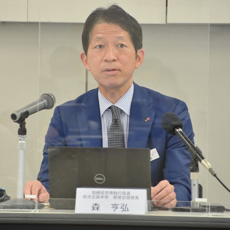 記者会見するJR九州の森亨弘・取締役常務執行役員=福岡市博多区で4月5日午後3時9分、久野洋撮影