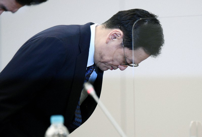 記者会見の冒頭、頭を下げるみずほフィナンシャルグループの坂井辰史社長=東京都千代田区で2021年4月5日午後6時2分、西夏生撮影