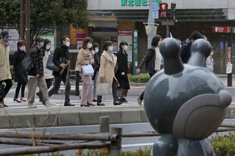 マスクを着けて職場などに向かう人たち=仙台市宮城野区で2021年4月5日午前8時37分、和田大典撮影