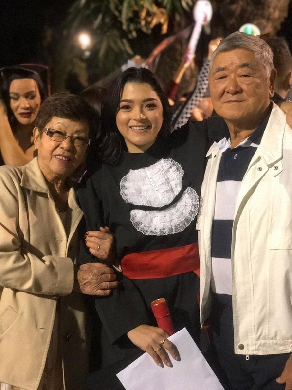 祖母テルコ・カワオカさん(左)、祖父マサオさん(右)と写るルイーザさん。テルコさんをみとった担当医の姿を見て、最終的に医師を目指すと決意した=本人提供