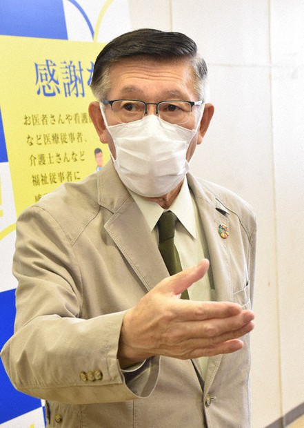 知事選の当選から一夜明け、報道陣の取材に応じる佐竹敬久氏=秋田市で2021年4月5日、高野裕士撮影