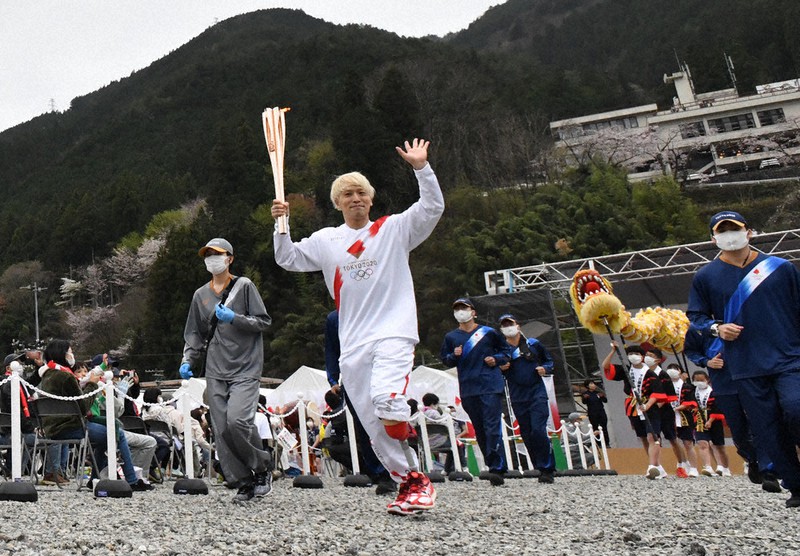 県2日目の出発式会場を走るプロダンサーの大前光市さん=岐阜県下呂市で2021年4月4日午前7時55分、兵藤公治撮影