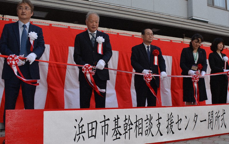 浜田市基幹相談支援センターの開所式でテープカットする関係者ら=島根県浜田市で、萱原健一撮影