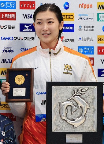 女子100メートルバタフライの表彰台で笑顔を見せる池江璃花子選手=東京アクアティクスセンターで4日、梅村直承撮影