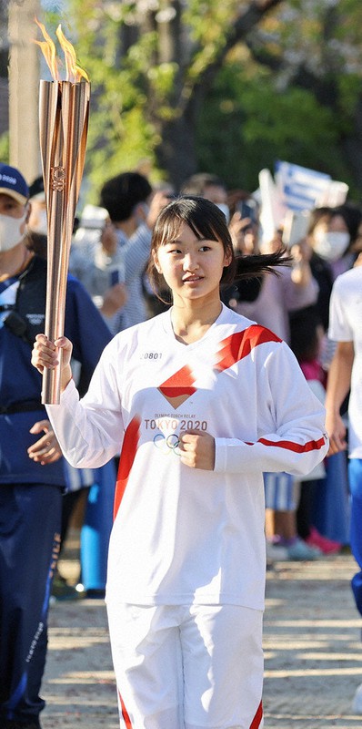 第8区間で国府宮神社を出発し、聖火を運ぶ石川せりさん=愛知県稲沢市で5日、佐々木順一撮影