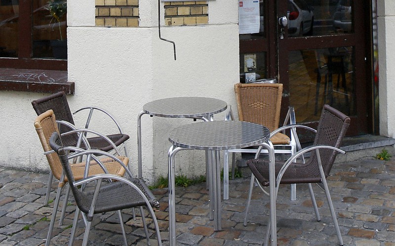 新型コロナウイルスの感染が拡大する中、客を待つカフェのテラス席。フランスのレストランでは店内営業が禁止されている=仏北部リールで2020年10月、AP