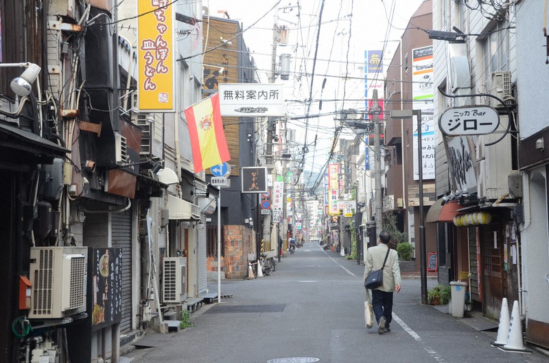 キャバクラやバーでクラスターが発生している松山市の繁華街=同市内で2021年4月6日午後5時21分、山中宏之撮影