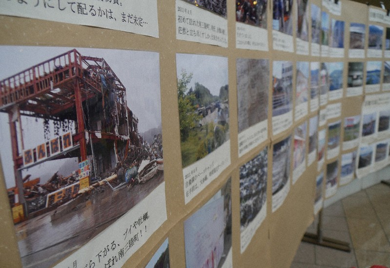 東日本大震災の被災地の移り変わりを紹介する写真展「3・11を振り返る・未来に繋ぐ」=静岡県富士宮市宮原の市総合福祉会館で2021年4月6日、長沢英次撮影