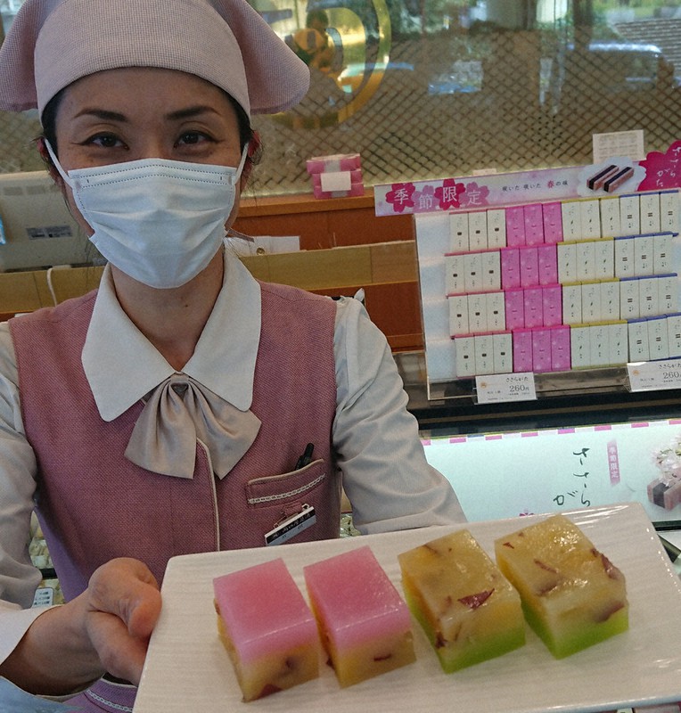 新商品の「鬼うゐろう」をPRする両口屋是清の社員=名古屋市中区で2021年3月22日、山田泰生撮影