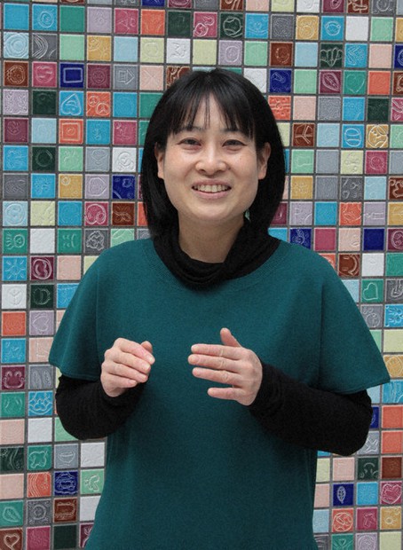 大阪国際平和センターの駒井詩子さん=大阪市中央区の同センターで、宮川佐知子撮影
