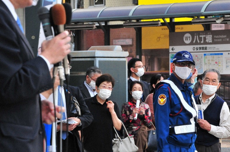 告示前最後の週末となった3日には、街頭演説に足を止め、耳を傾ける市民らの姿があった=広島市中区で、賀有勇撮影