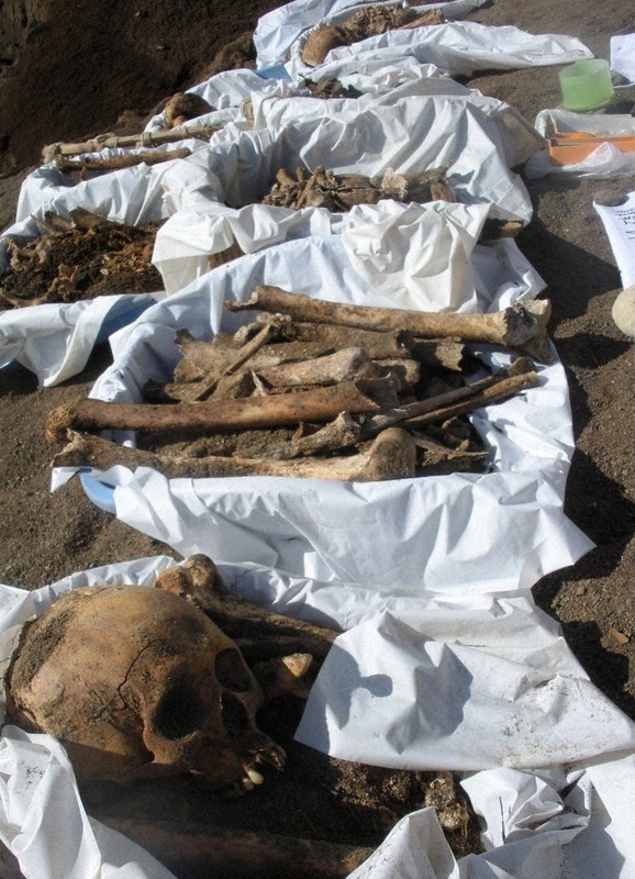 硫黄島(東京都小笠原村)で収容された遺骨。最近まで、記名のある遺品や埋葬記録など個人の特定につながる資料がなければDNA鑑定は行われなかった=2010年12月14日、栗原俊雄撮影