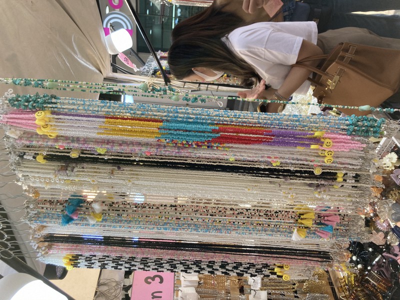 露店に並ぶマスク用のストラップ=バンコクのサイアム地区で2021年1月28日午後1時29分、高木香奈撮影