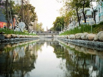 台中市を流れる緑川。近年、再び市民の憩いの場として人気を集めている=台中市政府提供