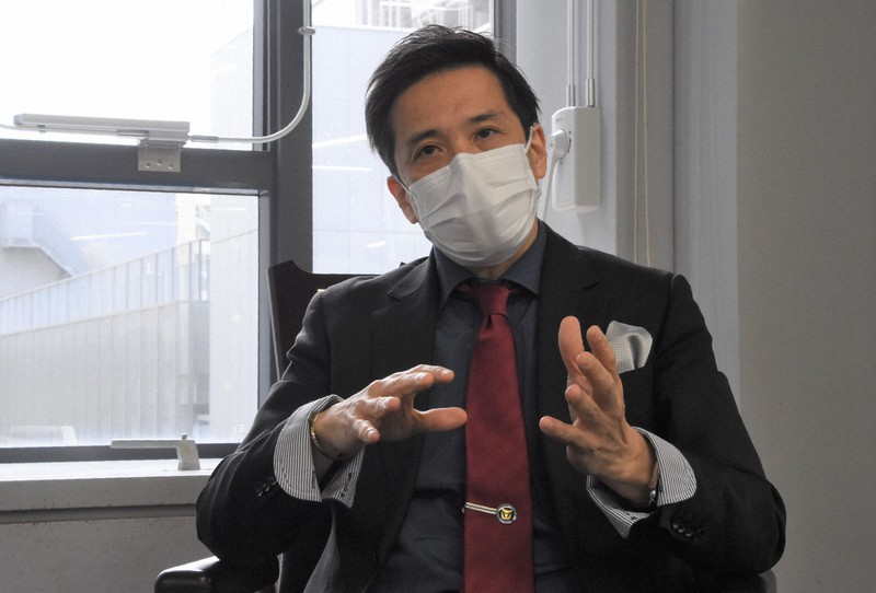新たな指標について説明する神奈川県の阿南英明・医療危機対策統括官=横浜市中区で2021年4月6日午前11時30分、中村紬葵撮影