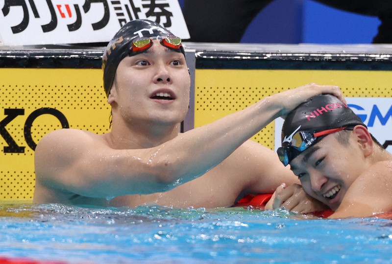 男子100メートル自由形決勝を制し、3位でリレーメンバーに選ばれた関海哉(右)とたたえ合う中村克=東京アクアティクスセンターで2021年4月7日、梅村直承撮影