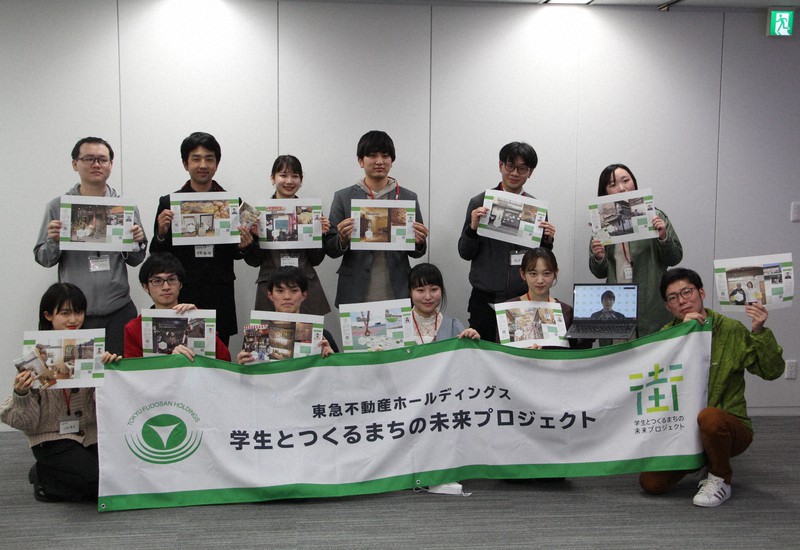 自分たちが作製したブックカバーなどを手にした学生ら=京都市下京区の学生情報センターで