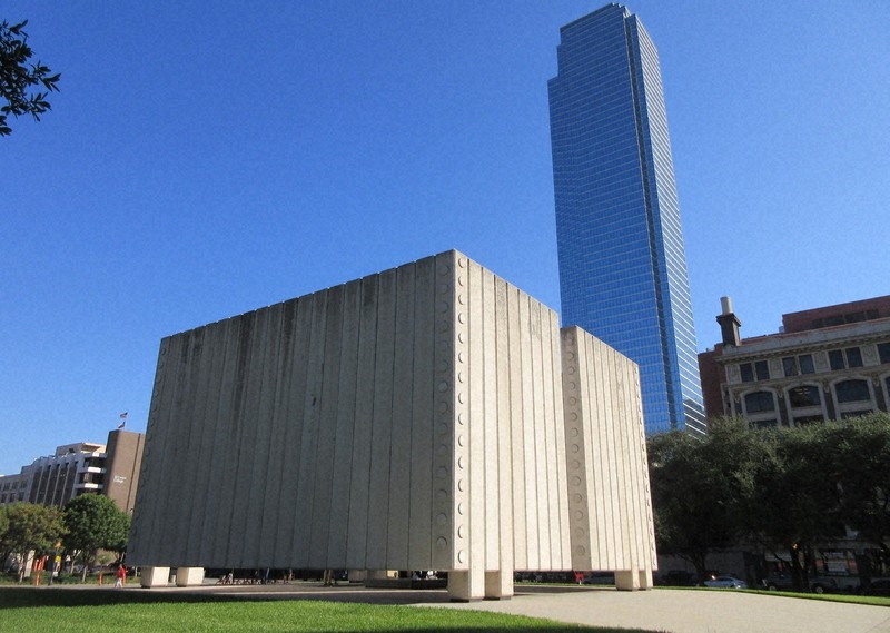 ダラス都心のケネディ大統領暗殺現場の横に建つJFKメモリアルプラザ(写真は筆者撮影)