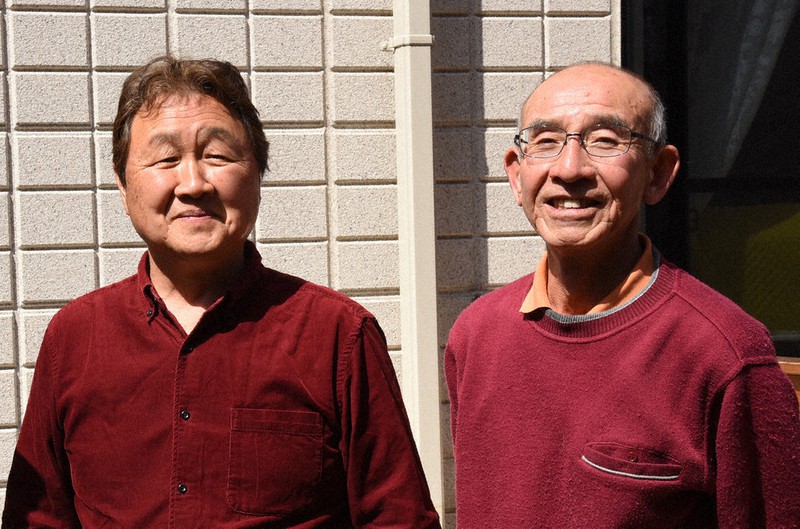 あゆみの会会長の石上清さん(左)と事務局長の鈴木仁さん=埼玉県越谷市花田で2021年3月18日、武田良敬撮影