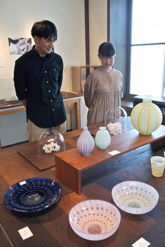 作風異なる2人の「ガラス展」 作品で元気発信 富山・22日まで