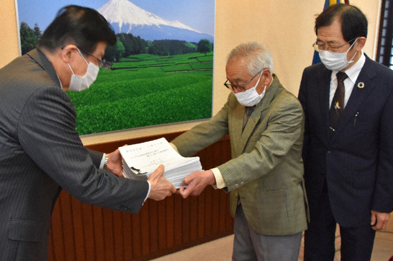 リニア静岡工区の着工を認めないように求める署名を受け取る川勝平太知事(左)=静岡県庁で2021年4月7日、山田英之撮影