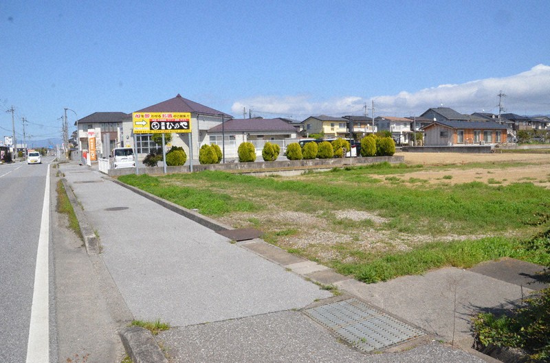 車道に面した新図書館の用地=滋賀県彦根市清崎町で、伊藤信司撮影