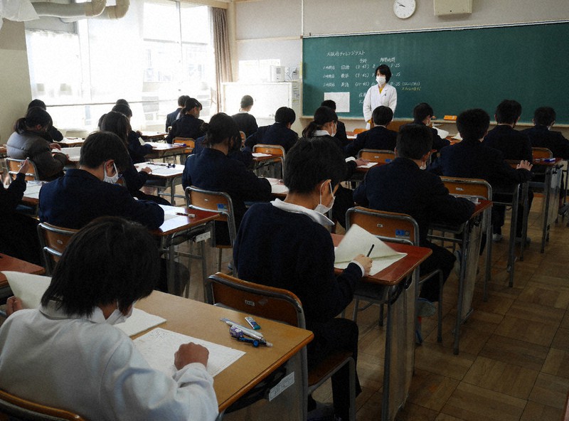 大阪府独自の統一テスト「チャレンジテスト」に臨む生徒ら=枚方市立長尾西中で2021年1月13日、野口由紀撮影