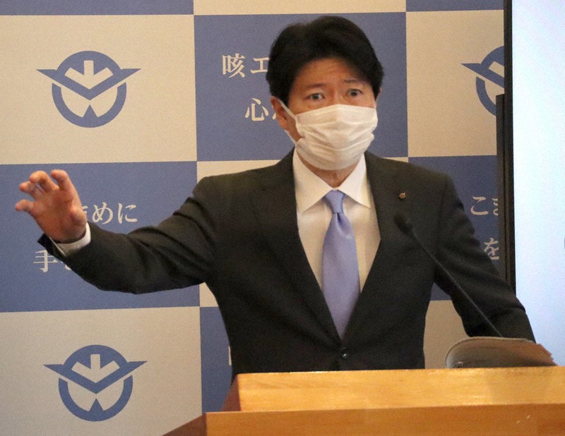 企業の在籍型出向支援への取り組みなどについて説明する伊原木隆太知事=岡山市北区の岡山県庁で、堤浩一郎撮影