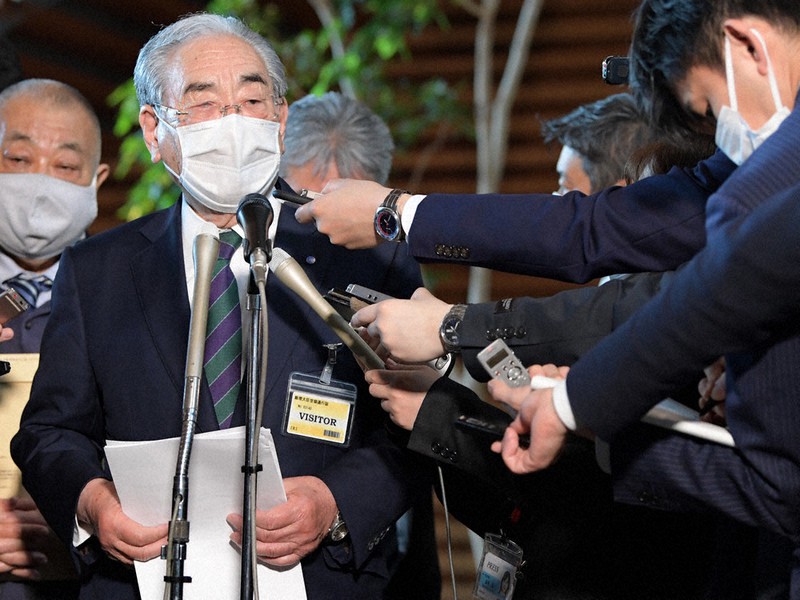 菅義偉首相との会談を終え、記者団の質問に答える全国漁業協同組合連合会の岸宏会長=首相官邸で2021年4月7日午後4時34分、竹内幹撮影