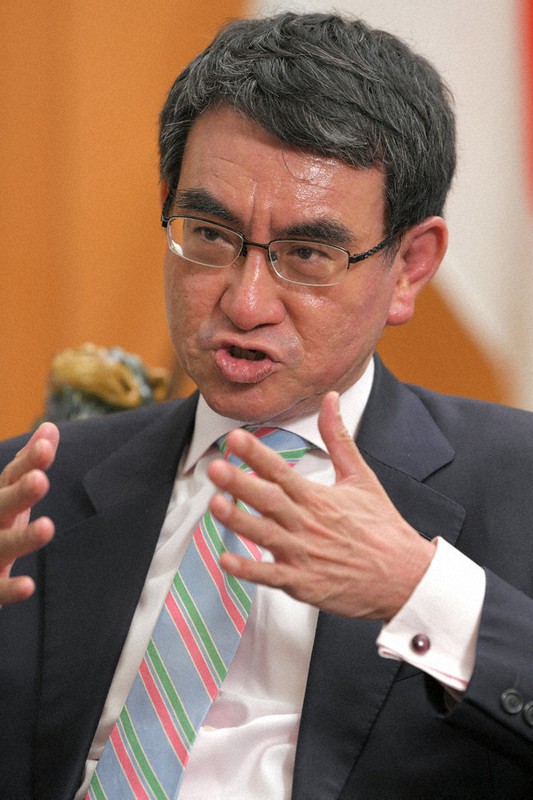 インタビューに答える河野太郎行政改革担当相=東京都千代田区で2021年4月7日、内藤絵美撮影